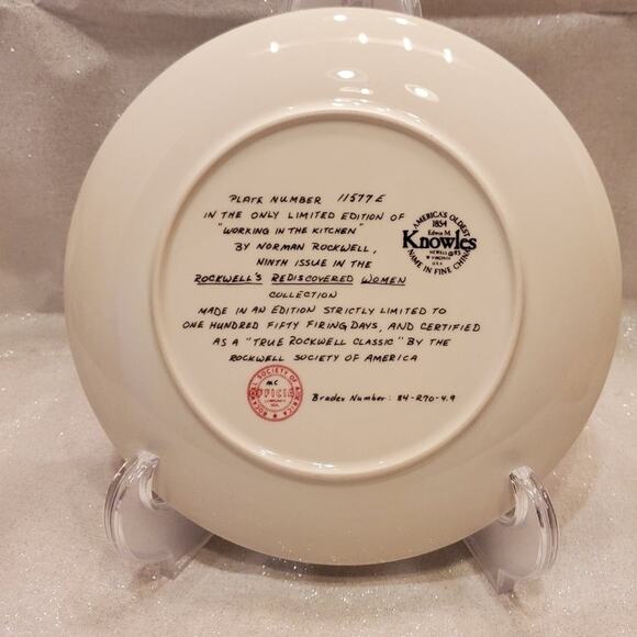 Knowles 1983 Rediscovered Women "Working in the Kitchen" Norman Rockwell plate - Picture 2 of 2